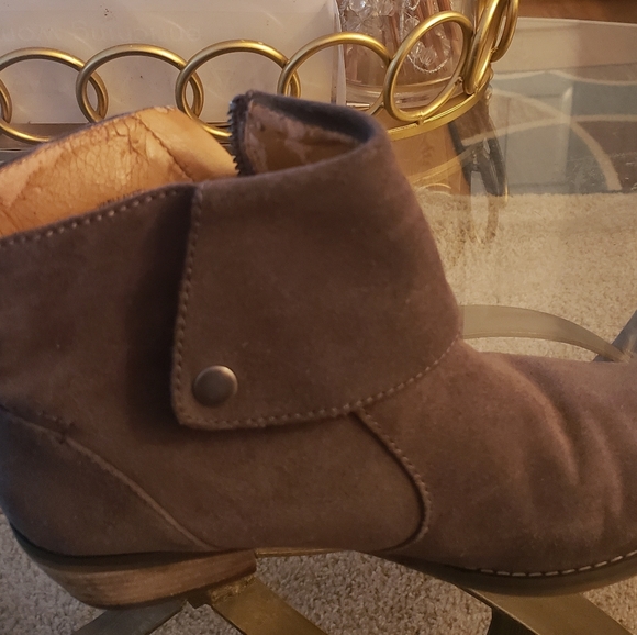 Boot - Picture 2 of 7